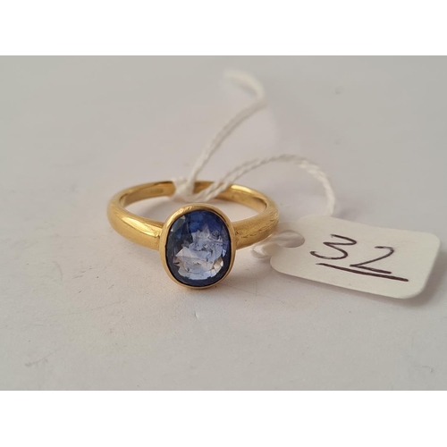 32 - A GOOD SAPPHIRE RING IN 18CT GOLD - size U - 5.6gms
