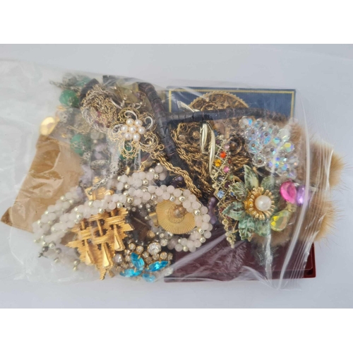 120 - A bag of assorted costume jewellery - 620gms