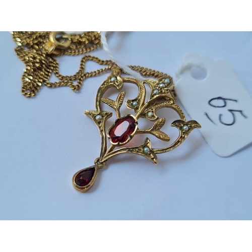 65 - A garnet & pearl pendant set in 9ct on a fine link 9ct chain 4.8g