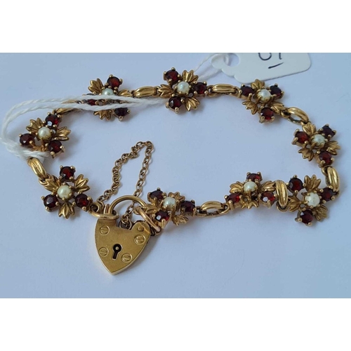 67 - Vintage garnet and pearl 9ct bracelet 11.4g inc