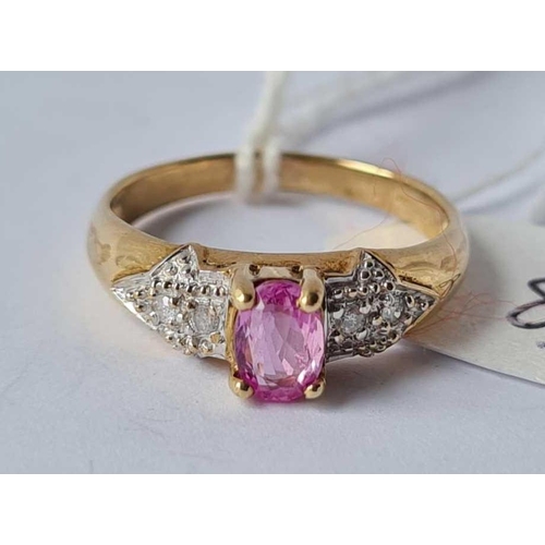 89 - A pink sapphire ring set with diamond shoulders size N 2.3g inc