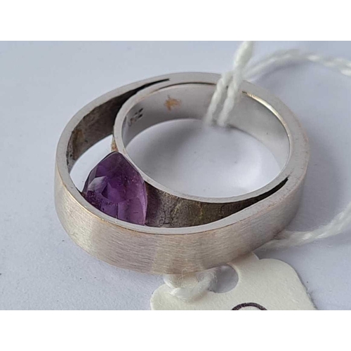 98 - A VERY UNUSUAL & HEAVY 18CT WHITE GOLD AMETHYST SET RING SIZE L 11.1g