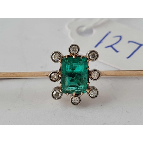 127 - A FINE GOLD BAR BROOCH WITH LARGE RETANGULAR CENTRAL EMERALD SURROUNDED WITH EIGHT DIAMONDS