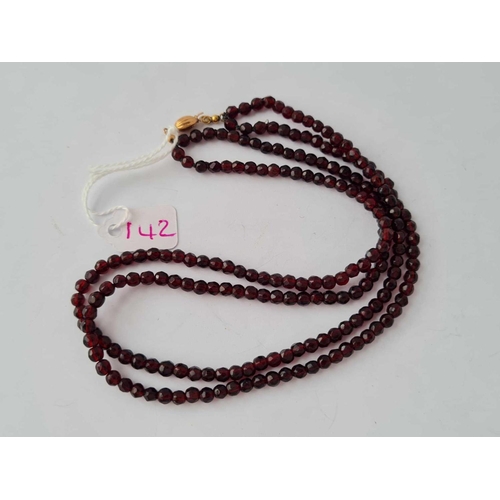 142 - A double row of garnet beads with gold clasp