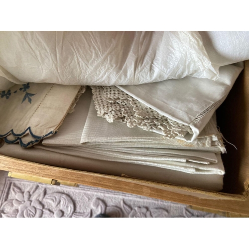 1596 - Various napkins and tablecloths etc in box