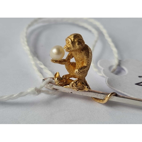 242 - A Victorian 18ct monkey on 9ct and platinum bar ( all fittings missing )