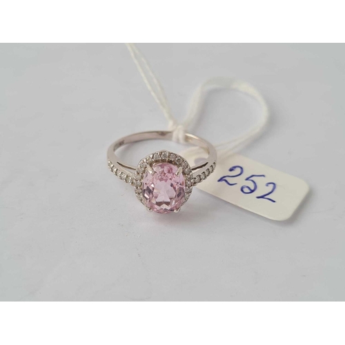 252 - A PRETTY PINK KUNZITE AND DIAMOND CLUSTER RING IN 9CT WHITE GOLD SIZE N - 2.4 GMS