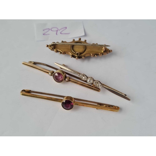 292 - FOUR GOOD GEMS SET BROOCHES ALL SET IN GOLD