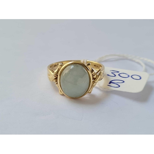 300b - A large jadeite stone ring 14ct gold size R - 4.1 gms