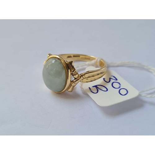 300b - A large jadeite stone ring 14ct gold size R - 4.1 gms