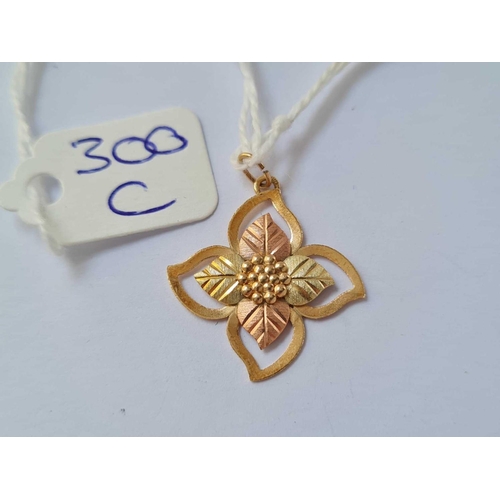 300c - A two colour 9ct gold leaf pendant -0.9 gms