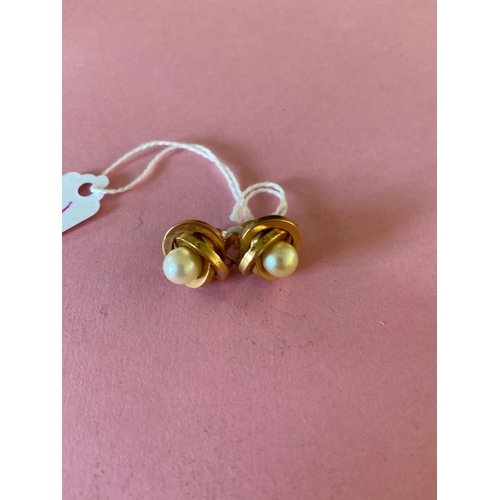 31 - A pair of knot screw earrings 18ct gold