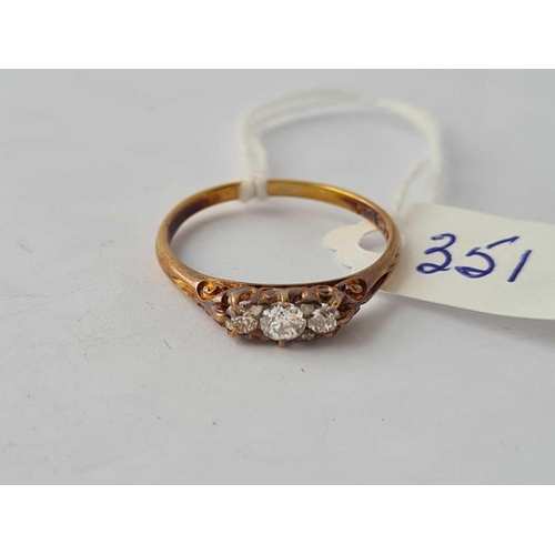 351 - A Victorian rose gold three stone diamond ring with 18ct gold size O1/2 - 2.5 gms