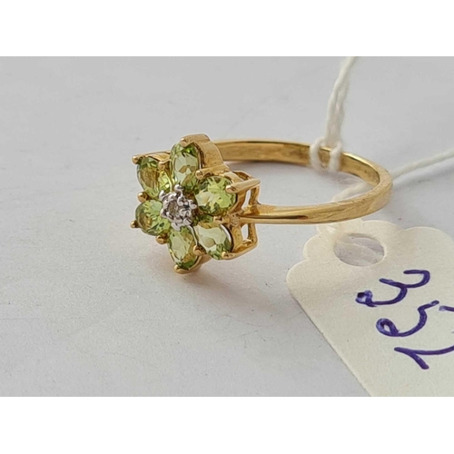 352 - A attractive peridot and diamond star cluster ring 9ct size N - 2.3 gms