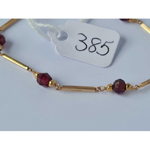 385 - A small garnet bead and bar 9ct bracelet 3.4g inc