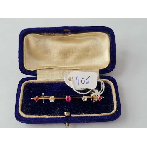 405 - A CASED GOOD BAR BROOCH SET WITH THREE GOOD BURMESE RUBIES AND TWO DIAMONDS MOUNTED IN HIGH CT GOLD