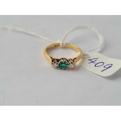 409 - A NICE THREE STONE EMERALD AND DIAMOND RING 18CT GOLD SIZE L - 2.6 GMS