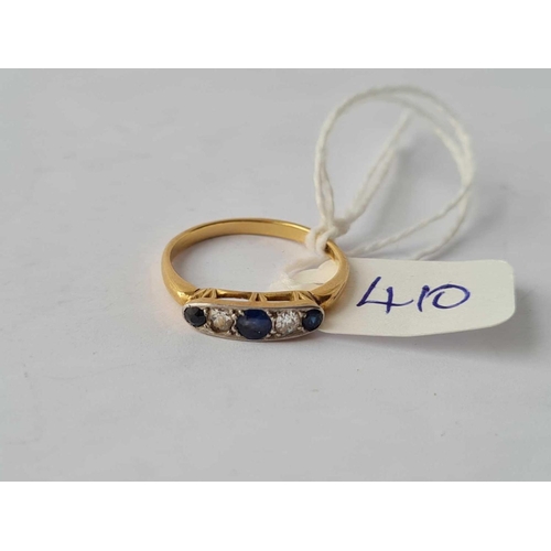 410 - A1920 GOOD QUALITY FIVE STONE SAPPHIRE AND DIAMOND RING IN 18CT GOLD AND PLATINUM SIZE M - 2.3 GMS