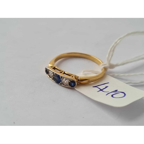 410 - A1920 GOOD QUALITY FIVE STONE SAPPHIRE AND DIAMOND RING IN 18CT GOLD AND PLATINUM SIZE M - 2.3 GMS