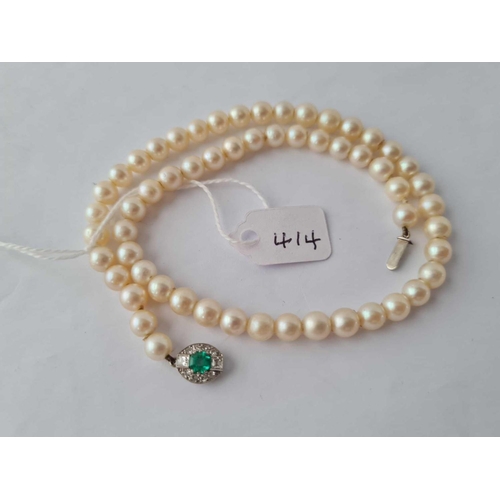 414 - ANTIQUE CULTURED PEARL CHOKER WITH EMERALD AND DIAMOND AND PLATINUM CLASP, ALL PEARLS APPROX. 6MM IN... 