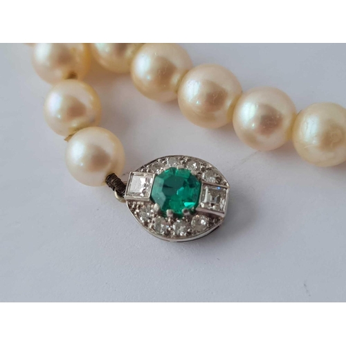 414 - ANTIQUE CULTURED PEARL CHOKER WITH EMERALD AND DIAMOND AND PLATINUM CLASP, ALL PEARLS APPROX. 6MM IN... 