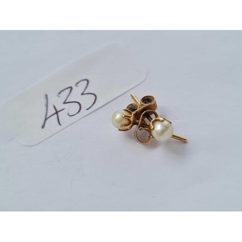 433 - A pair of pearl set 9ct earrings