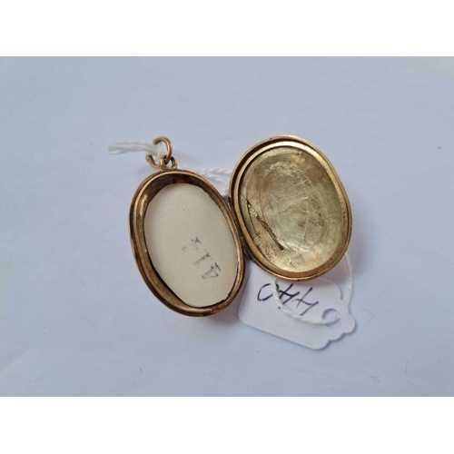 440 - An oval Victorian engraved gold back & front locket