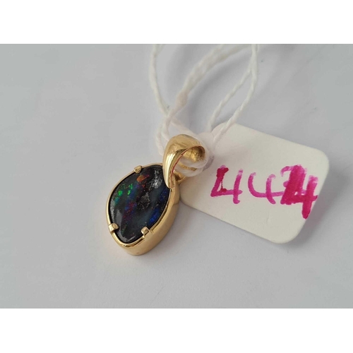 444 - a doublet opal pendant 18ct gold - 2.5 gms