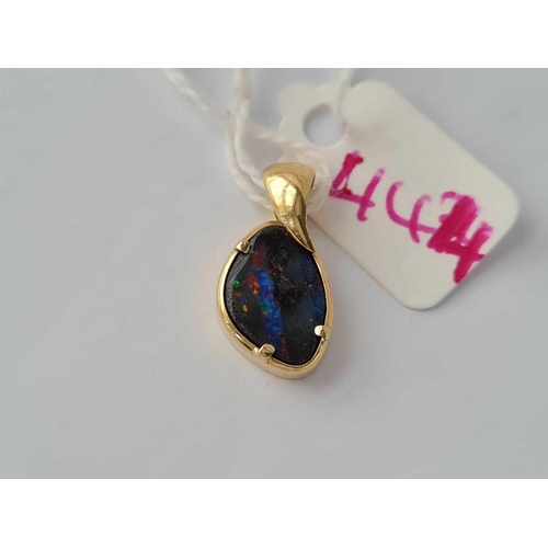 444 - a doublet opal pendant 18ct gold - 2.5 gms