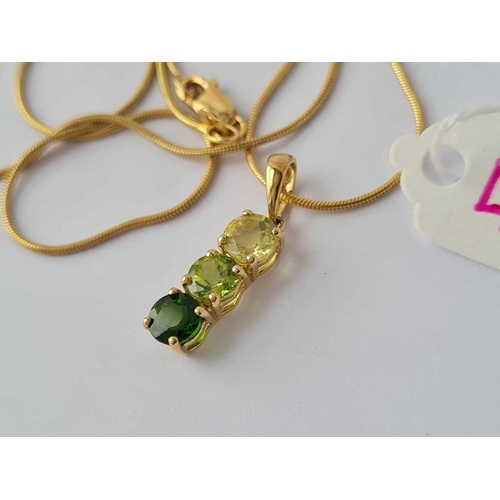 455 - A green stone pendant necklace 9ct - 3.7 gms