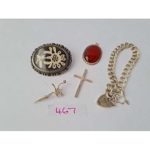 467 - A quantity of silver items including brooches and bracelets