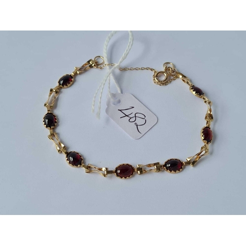 482 - Cabochon garnet 9ct bracelet 4.9g inc