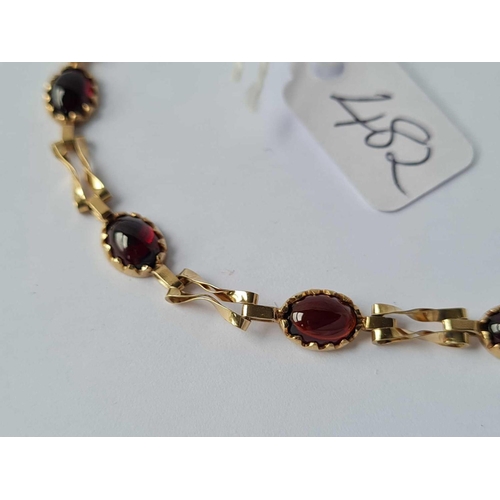 482 - Cabochon garnet 9ct bracelet 4.9g inc