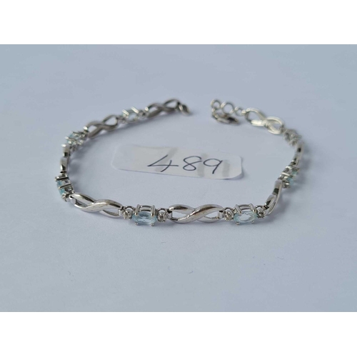 489 - A blue topaz fancy 9ct white gold bracelet 4.8g inc