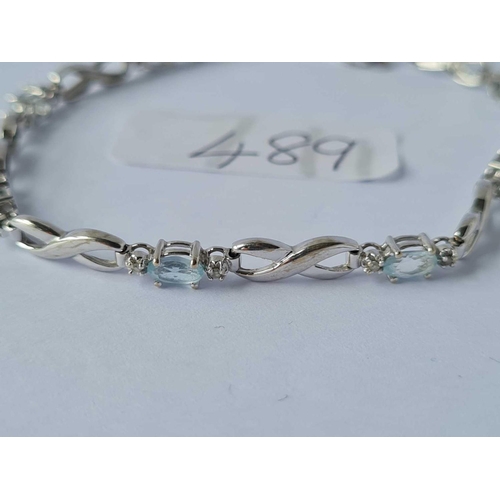 489 - A blue topaz fancy 9ct white gold bracelet 4.8g inc