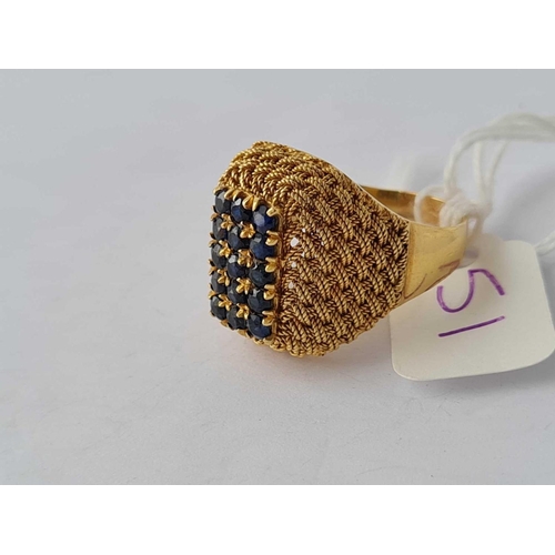 51 - A FINE HAND CRAFTED FIFTEEN STONE SAPPHIRE RING IN BASKET WEAVE DESIGN 18CT GOLD SIZE R - 8.2 GMS