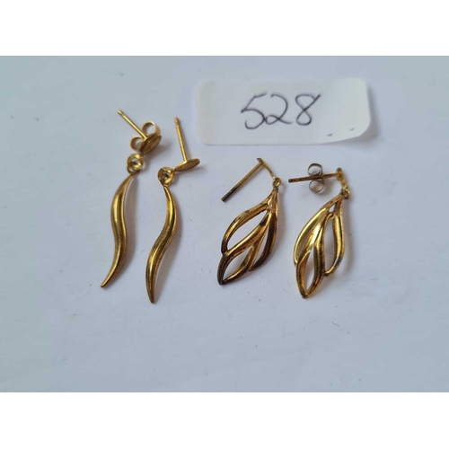 528 - Two pairs of 9ct drop earrings 1.1g