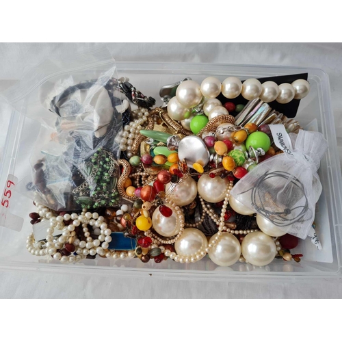 559 - A large carton of costume jewellery