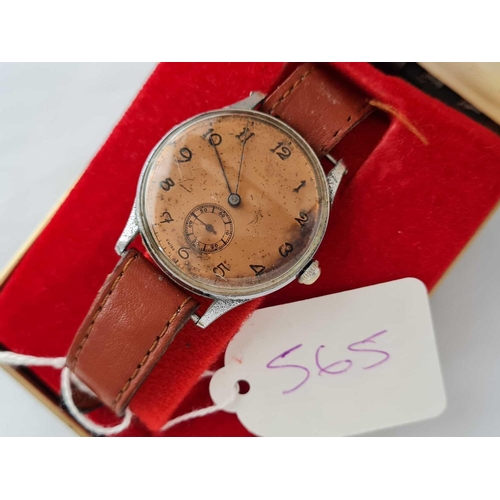 565 - A gents wrist watch with coloured face with seconds dial in a Roamer case with leather strap