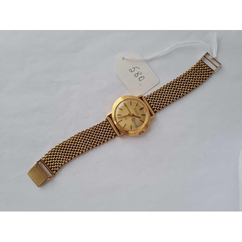 580 - A VINTAGE BULOVA ACCUQUARTZ WITH SECONDS SWEEP AND DATE APERTURE IN 9CT ON 9CT MESH BRACELET STRAP -... 