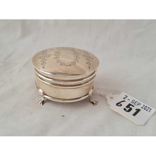 651 - A pretty ring box, the hinge cover engraved with festoons - 2