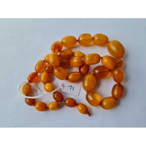 71 - ANTIQUE GRADUATED AMBER BEAD NECKLACE 24 INCHES LONG, LARGEST BEAD 23MM X 8MM DIAMETER, WEIGHS 54G