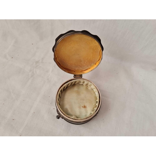 724 - A shaped circular jewellery box on three pad feet - 2.5