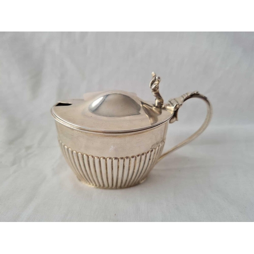 769 - An oval Victorian half fluted mustard pot with crest and BGL - London 1898 - 93 g.