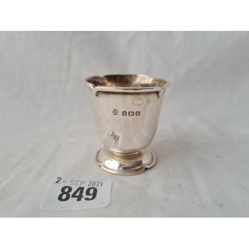 849 - A good plain egg cup with moulded rims - Birmingham 1939 by A Bros - 39 g.