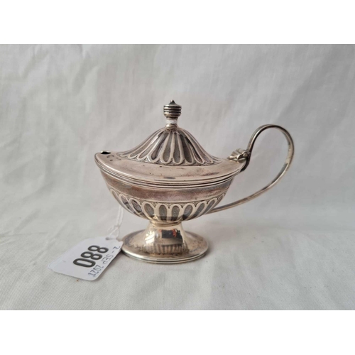 880 - A late Victorian boat shaped mustard pot - Sheffield 1898 by Martin Hall & Co - 66 g. excluding line... 