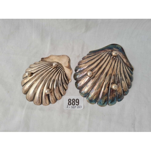 889 - Two shell shaped dishes - 86 g.