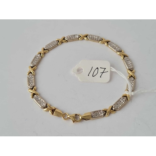 107 - An illusion cut 9ct bracelet 4.8g