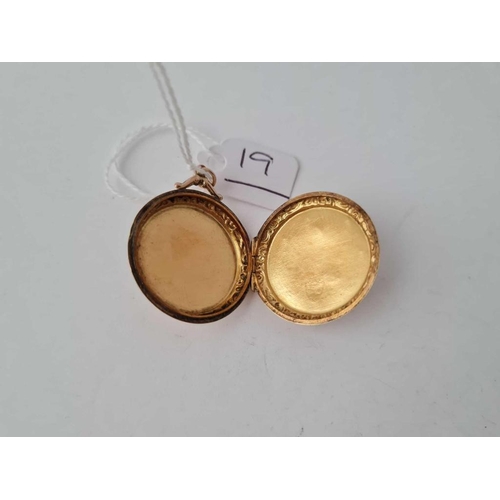19 - A good back and front fancy locket 9ct - 4.4 gms