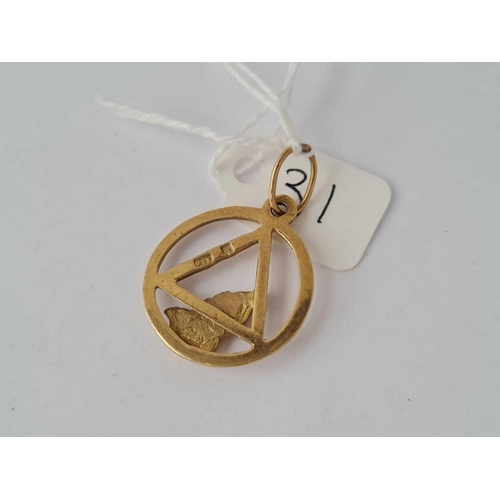 31 - A praying hands 9ct pendant 3.6g